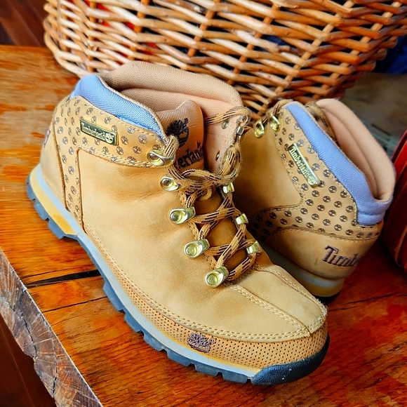 Timberland Shoes - TIMBERLAND Women’s Leather Wheat Hiking Boots Sz 8.5